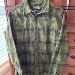 The North Face men’s size medium long sleeve green Flannel .  100% cotton